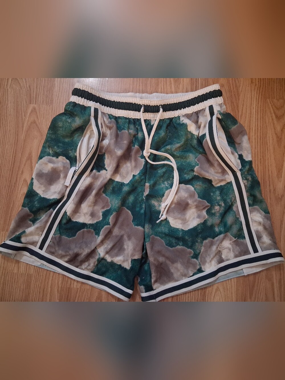 NIKE Dri-Fit Basketball Shorts. Mens. Size Large. Green.